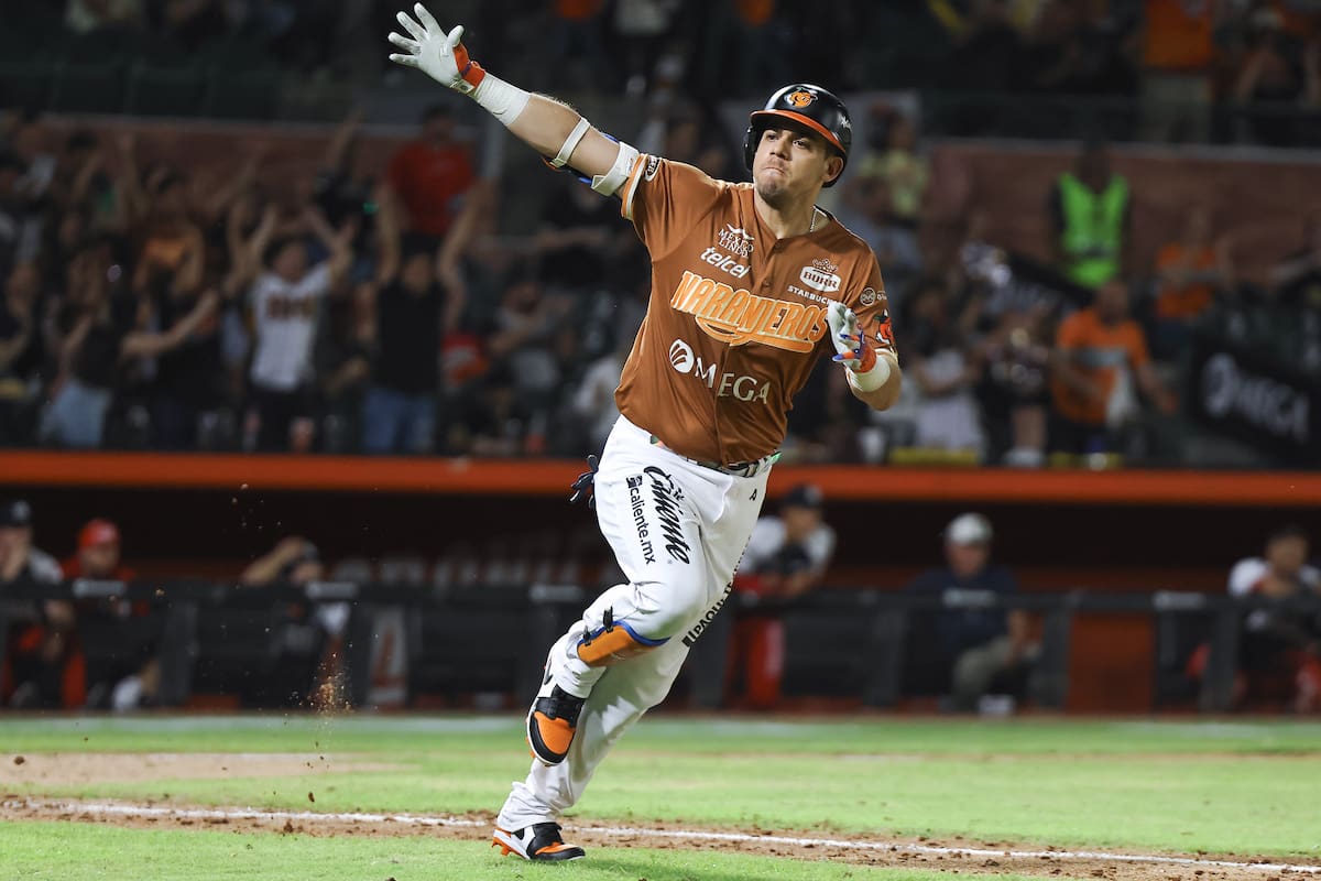 Víctor Mendoza beteó su primer hit como naranjero. (Foto: Cortesía Naranjeros)