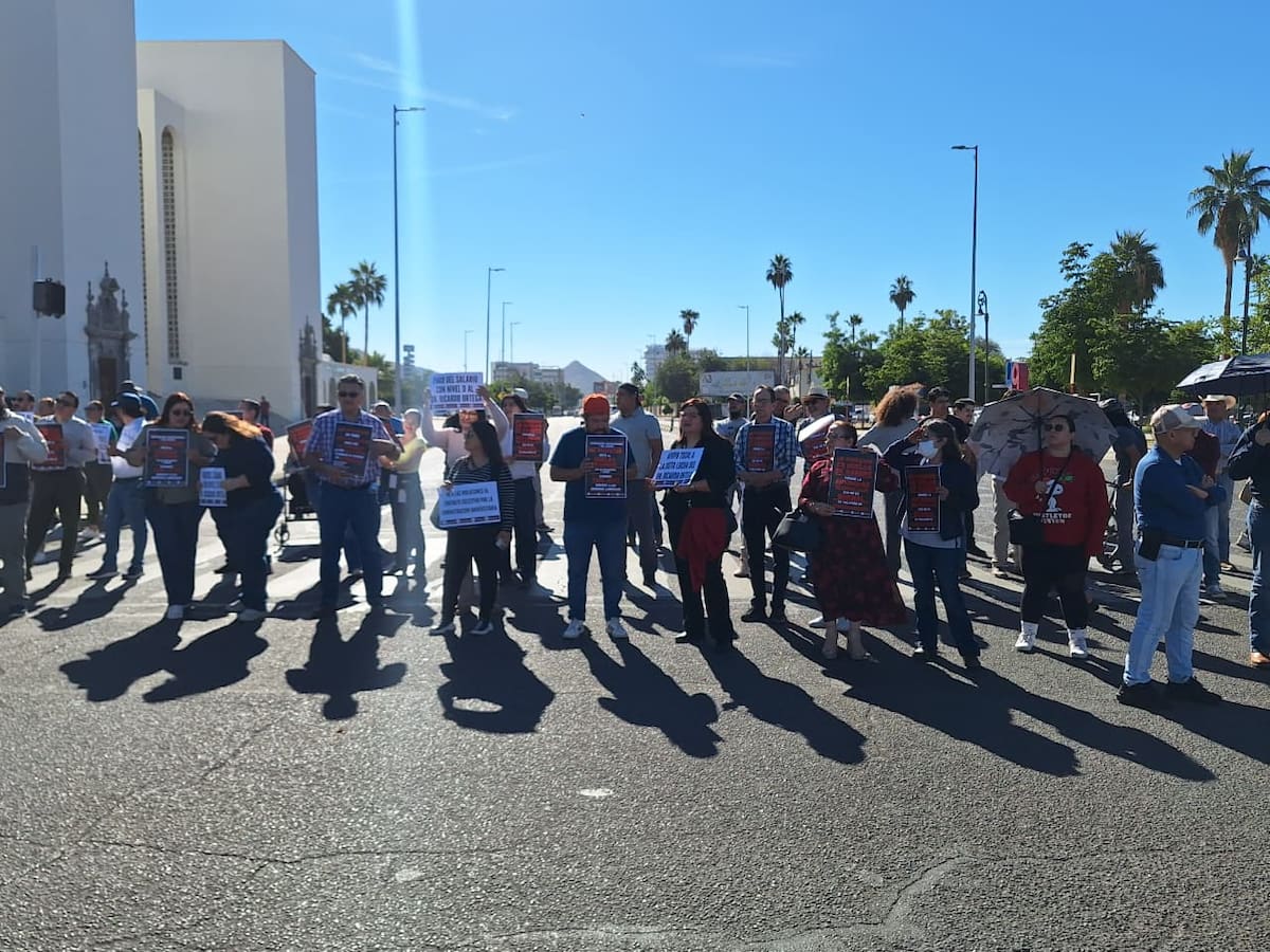 Staus y familiares del profesor Ricardo Ortega Arenas bloquearon el bulevar Luis Encinas para exigir a la Universidad de Sonora una solución formal a la huelga de hambre que el docente mantiene desde hace cuatro días.