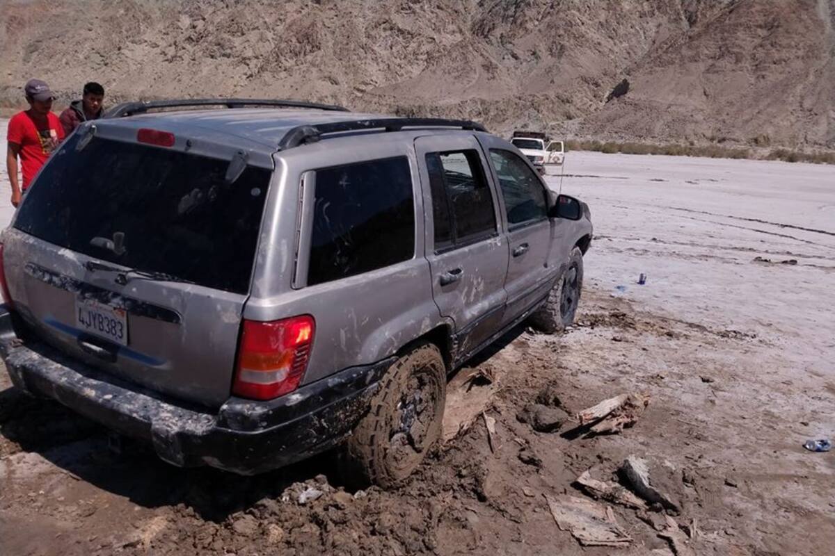 Auxilian a familia “atascada” en la Laguna Salada