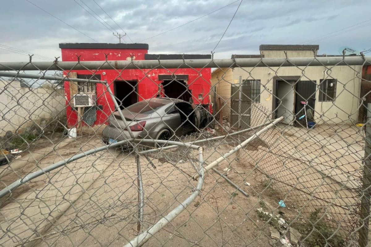 Menor impacta su Infiniti contra casa y sale ileso