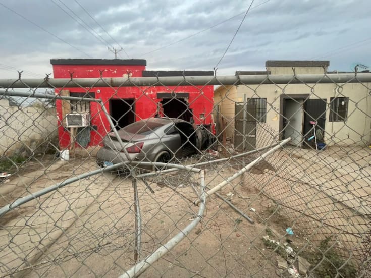 Menor impacta su Infiniti contra casa y sale ileso