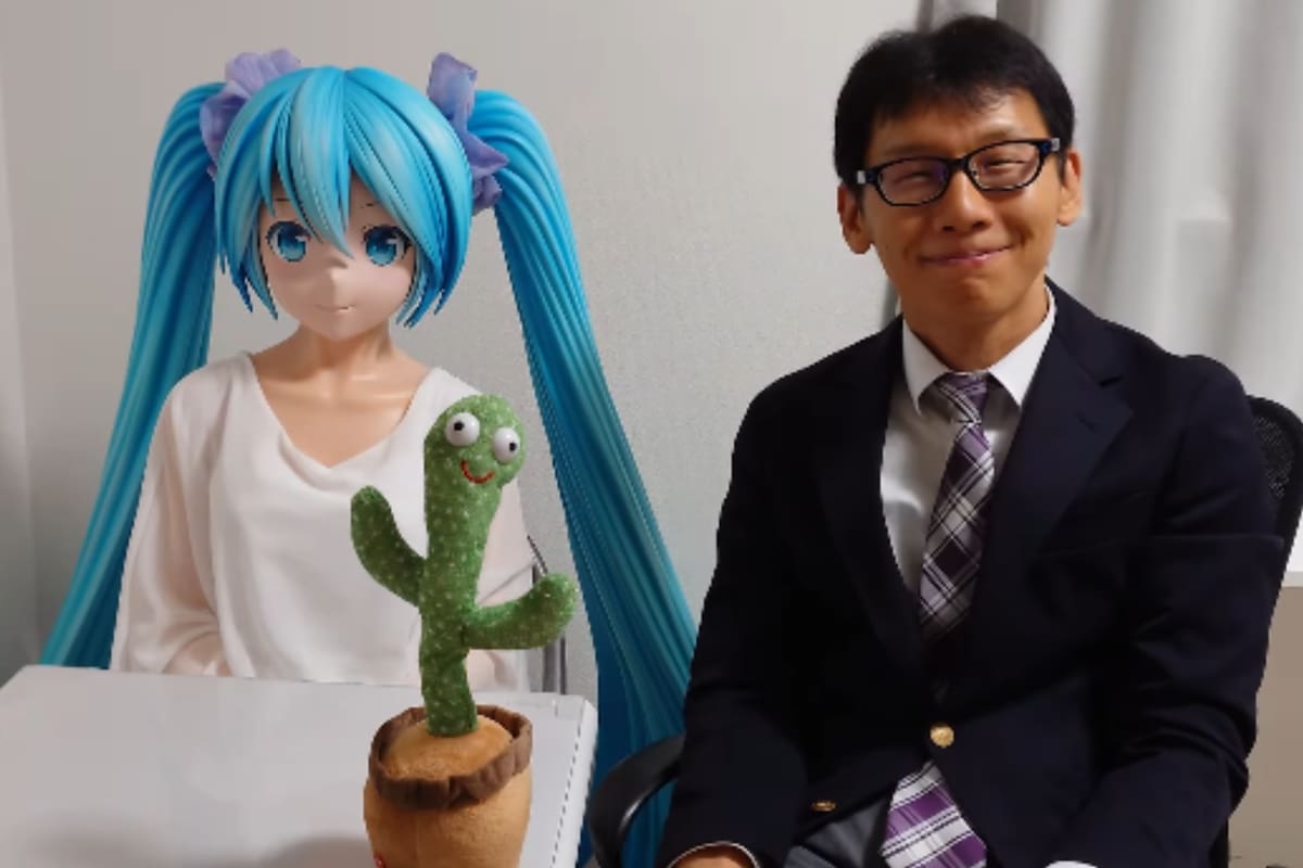 Hombre celebra su sexto aniversario de bodas con un holograma: “La amo profundamente”