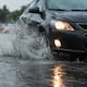 Este error al manejar en lluvia puede dañar tu auto más de lo que imaginas
