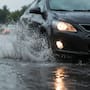 Este error al manejar en lluvia puede dañar tu auto más de lo que imaginas