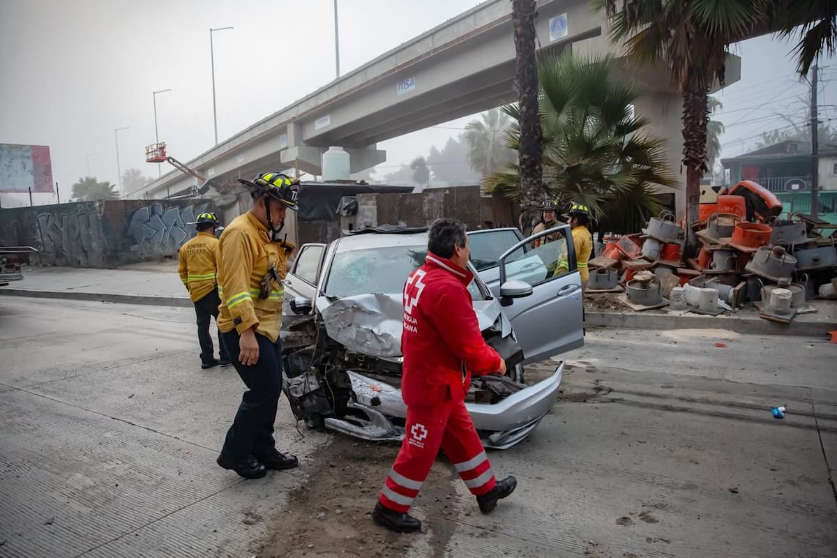 El vehículo quedó con pérdida total tras impactarse contra el muro del viaducto elevado. Foto: Border Zoom
