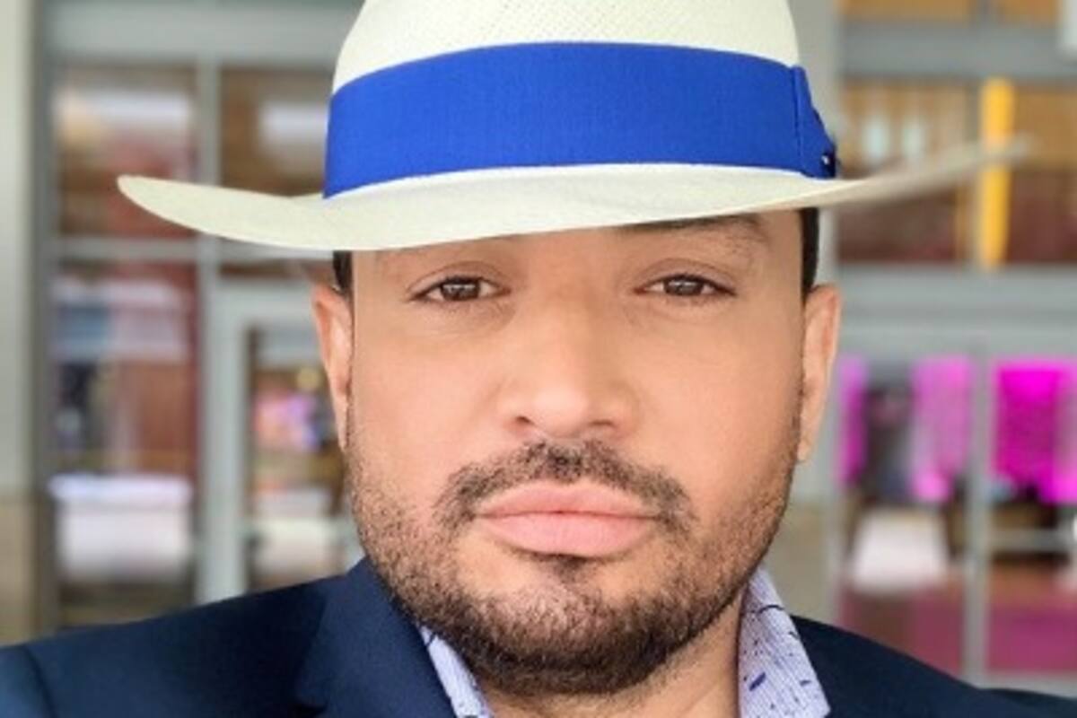 Manny Manuel chocó su vehículo contra un poste de alumbrado público y hay sospechas de que estaba “borracho”