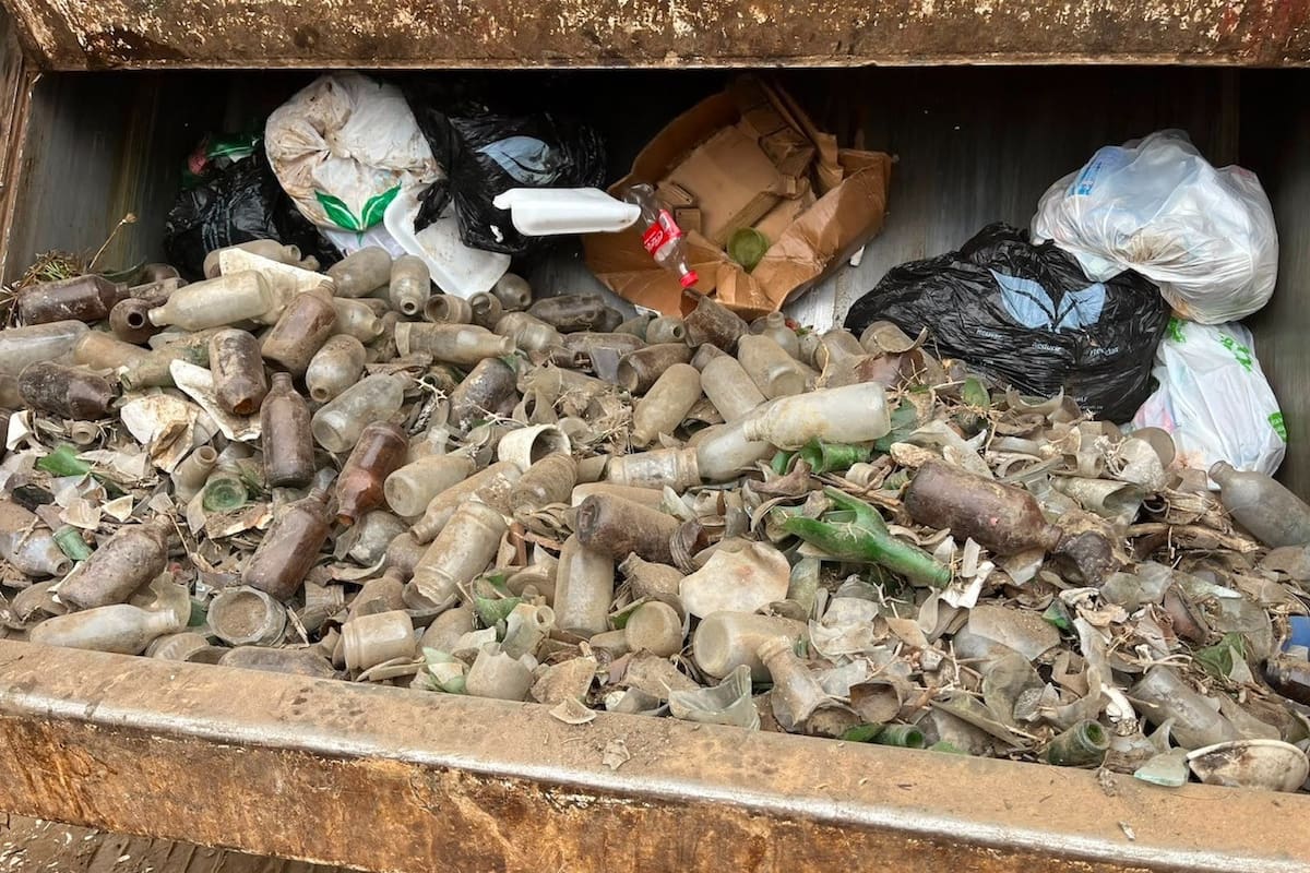 Retiran dos toneladas de vidrio de playa Santa María en San Quintín