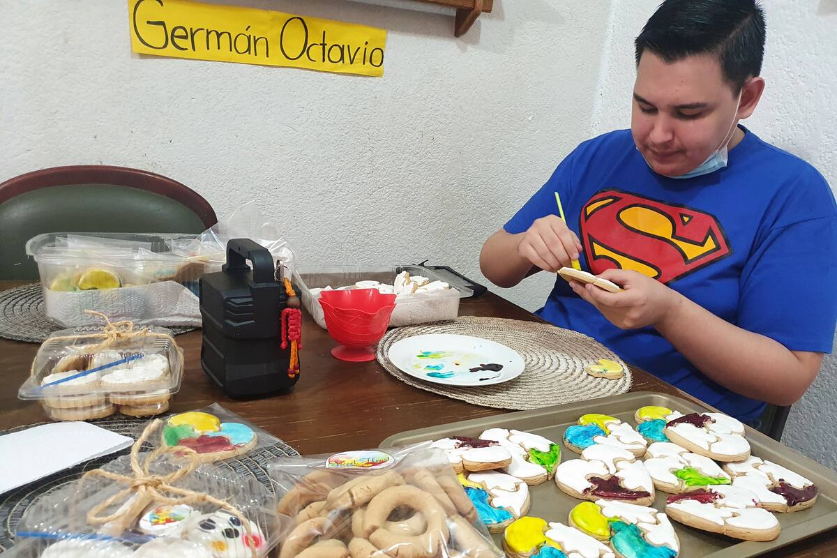 Germán Octavio y su mamá hornean postres con causa
