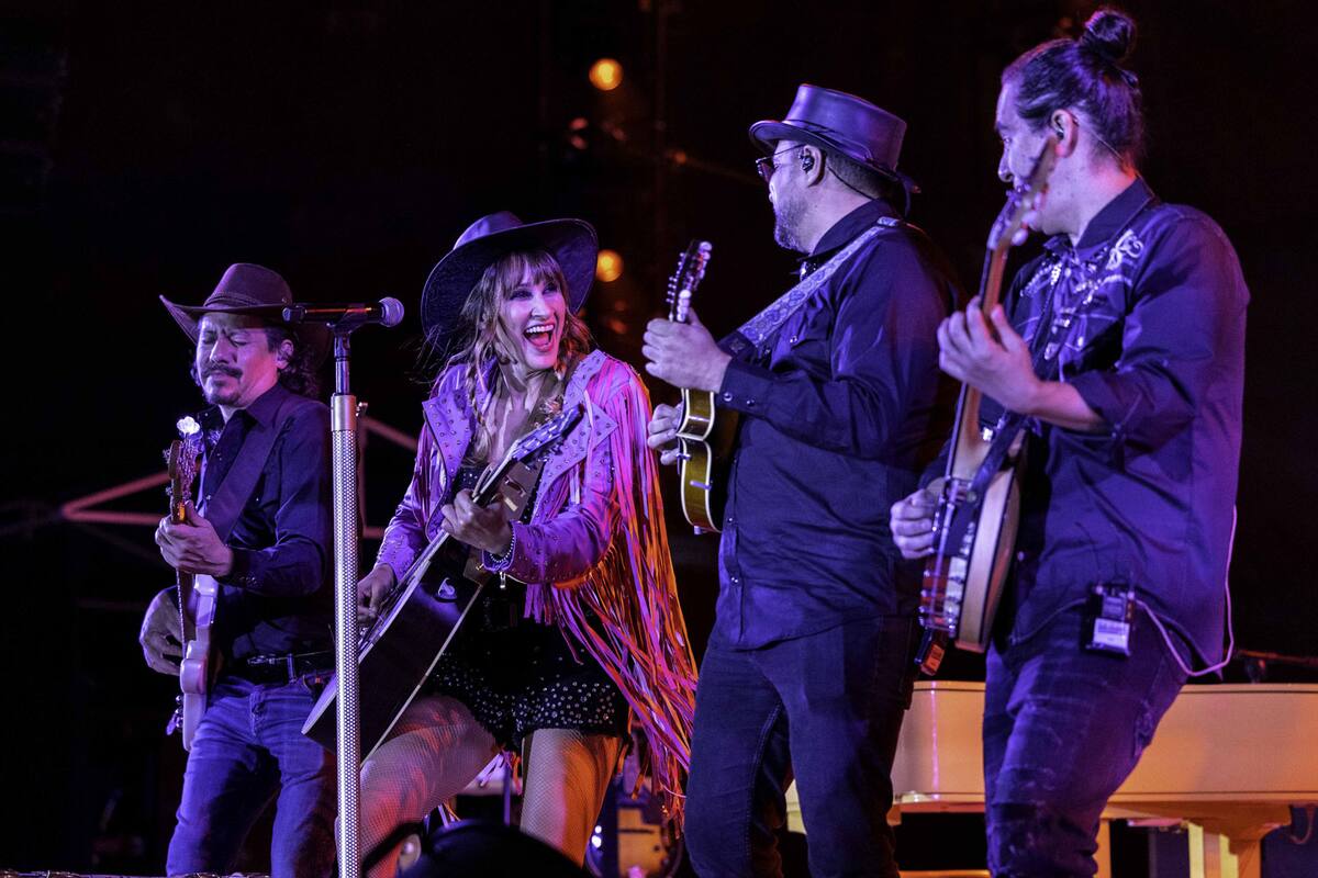 Ha Ash estuvieron arropadas por cinco músicos.