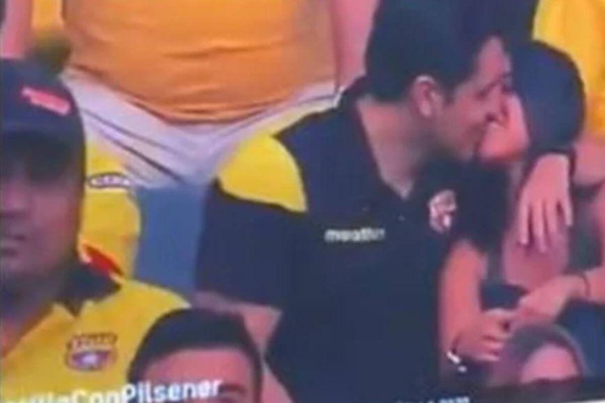 VIDEO: "Kiss cam" delata a infieles en partido del Barcelona