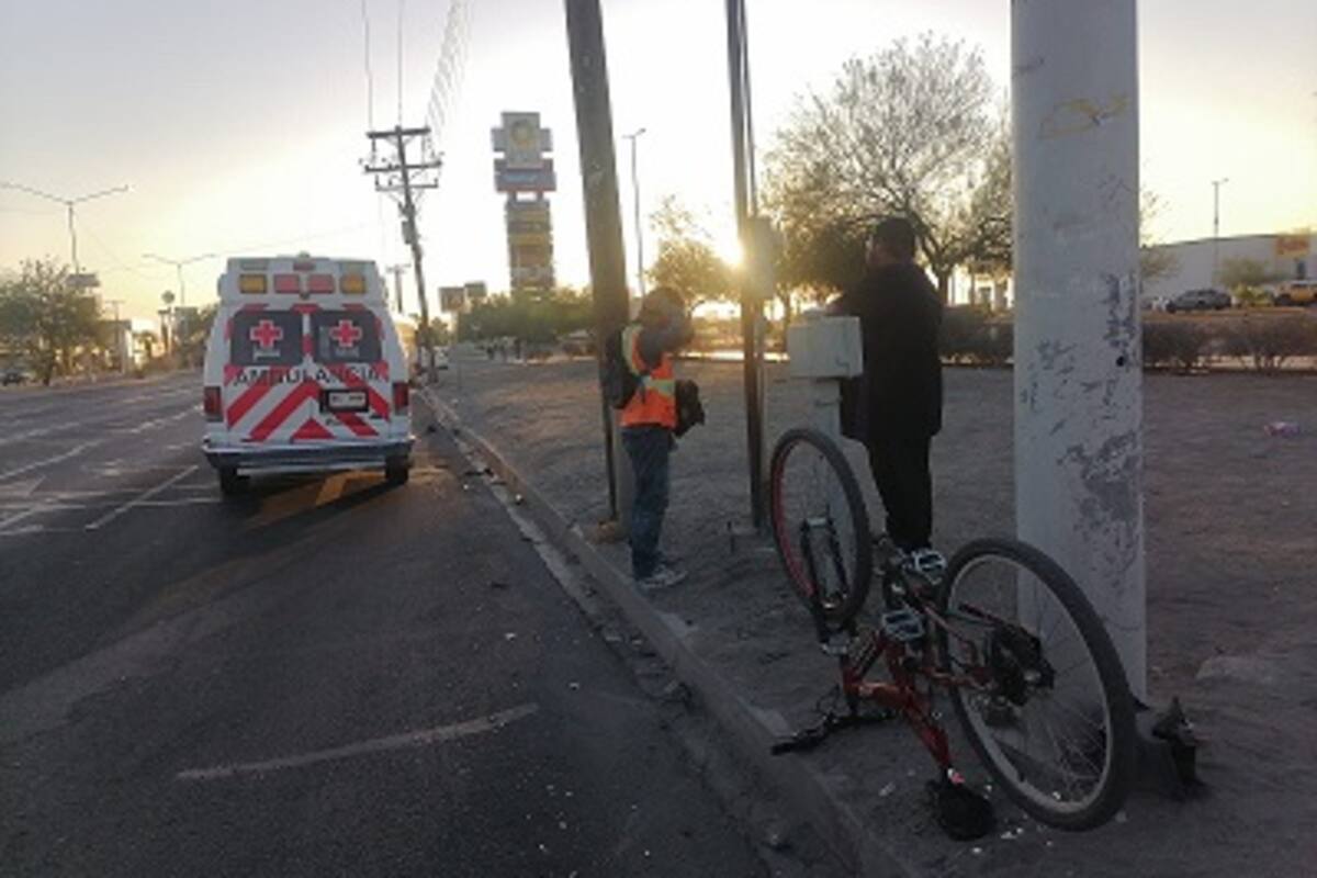 Ciclista choca contra autobús sobre Lázaro Cárdenas