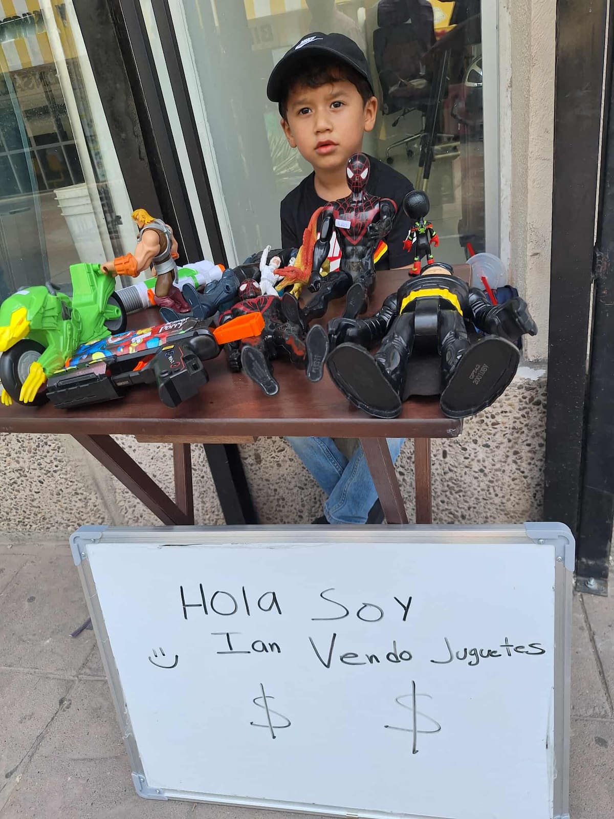 Con solo 5 años, Ian emprende en Hermosillo para apoyar con útiles escolares