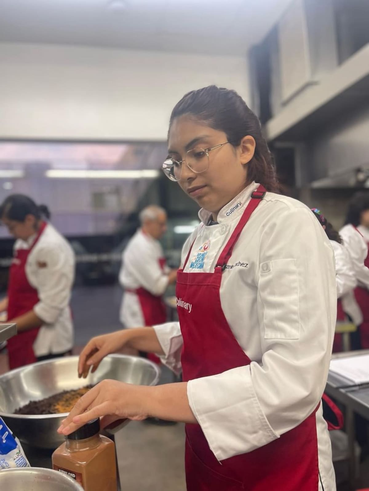 La joven de 25 años requiere una prótesis en el hombro y destina cerca de 3 mil pesos semanales a medicamentos. Foto: Cortesía