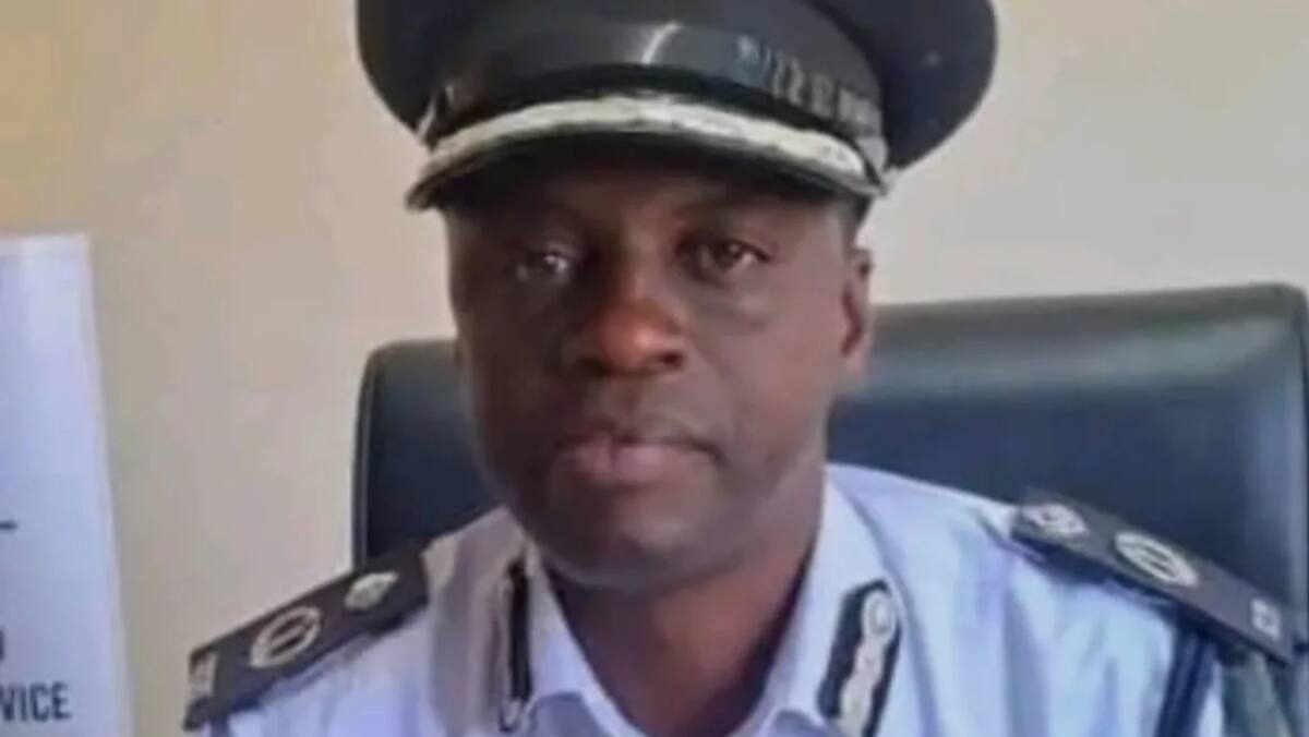 El inspector detective Titus Phiri “se apoderó por la fuerza de las llaves de la celda” el martes por la mañana mientras “estaba en estado de ebriedad”, dijo el Servicio de Policía de Zambia en un comunicado de prensa el miércoles. / CNN. - Servicio de policía de Zambia