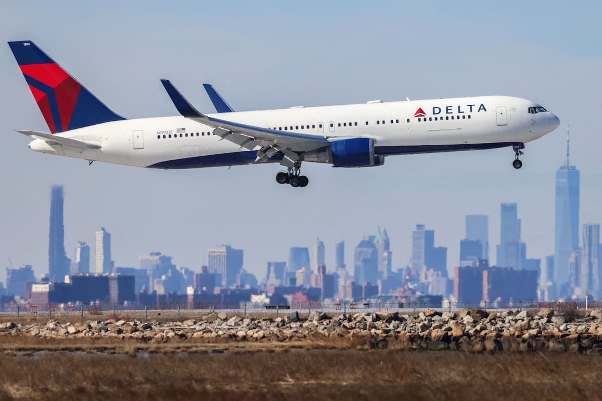 Emergencia aérea en JFK: vuelos suspendidos tras problema en motor de avión