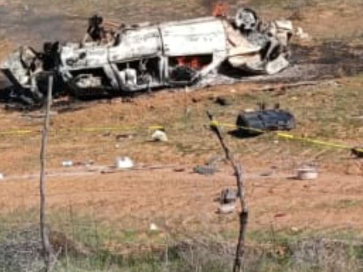 Localizan dos calcinados en un vehículo en la carretera al sur de Ensenada