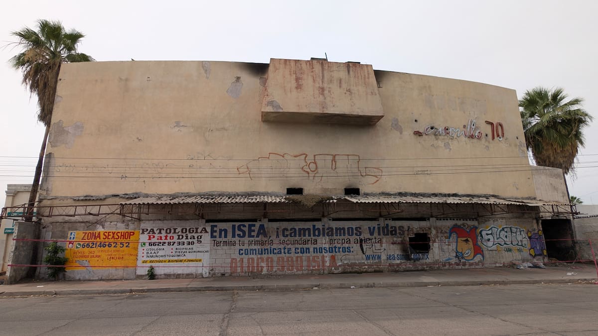 El lugar, que aún conserva una parte del letrero original, está acordonado, ya que la estructura está tan dañada que representa un riesgo. FOTO: JULIÁN ORTEGA
