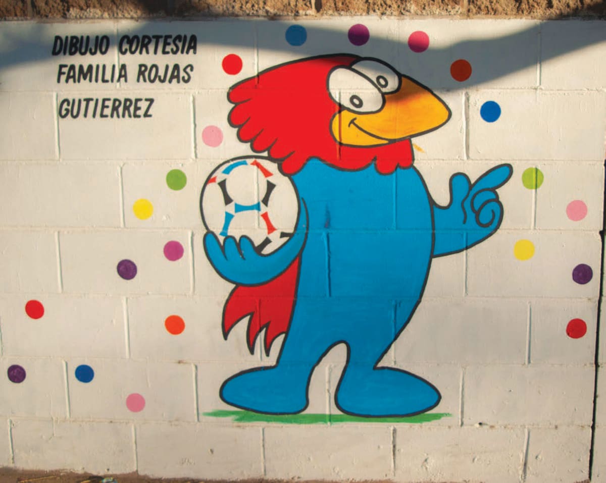 El colorido de las mascotas del mundial destaca y deja atrás lo que en
su momento fue una barda llena de grafiti.