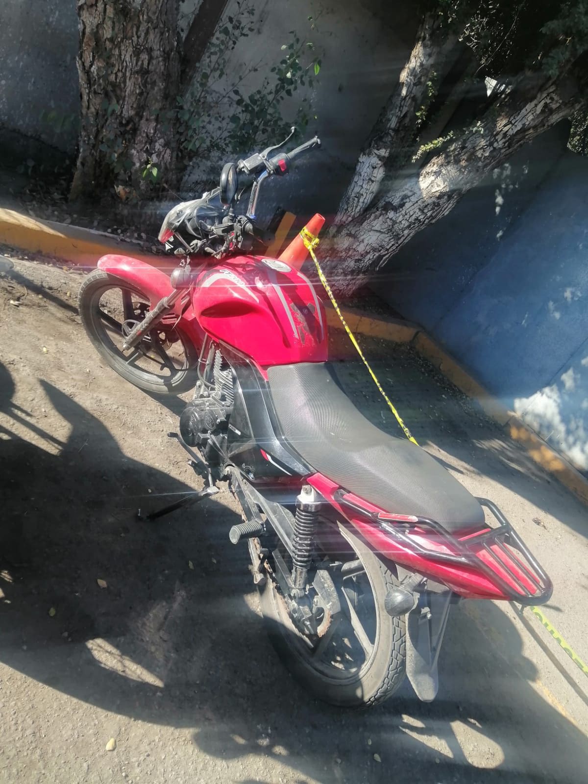Durante un patrullaje de prevención, agentes municipales detuvieron a un hombre y una mujer que intentaron huir tras ser sorprendidos en una motocicleta sin placas y en posesión de armas blancas. Foto: Cortesia