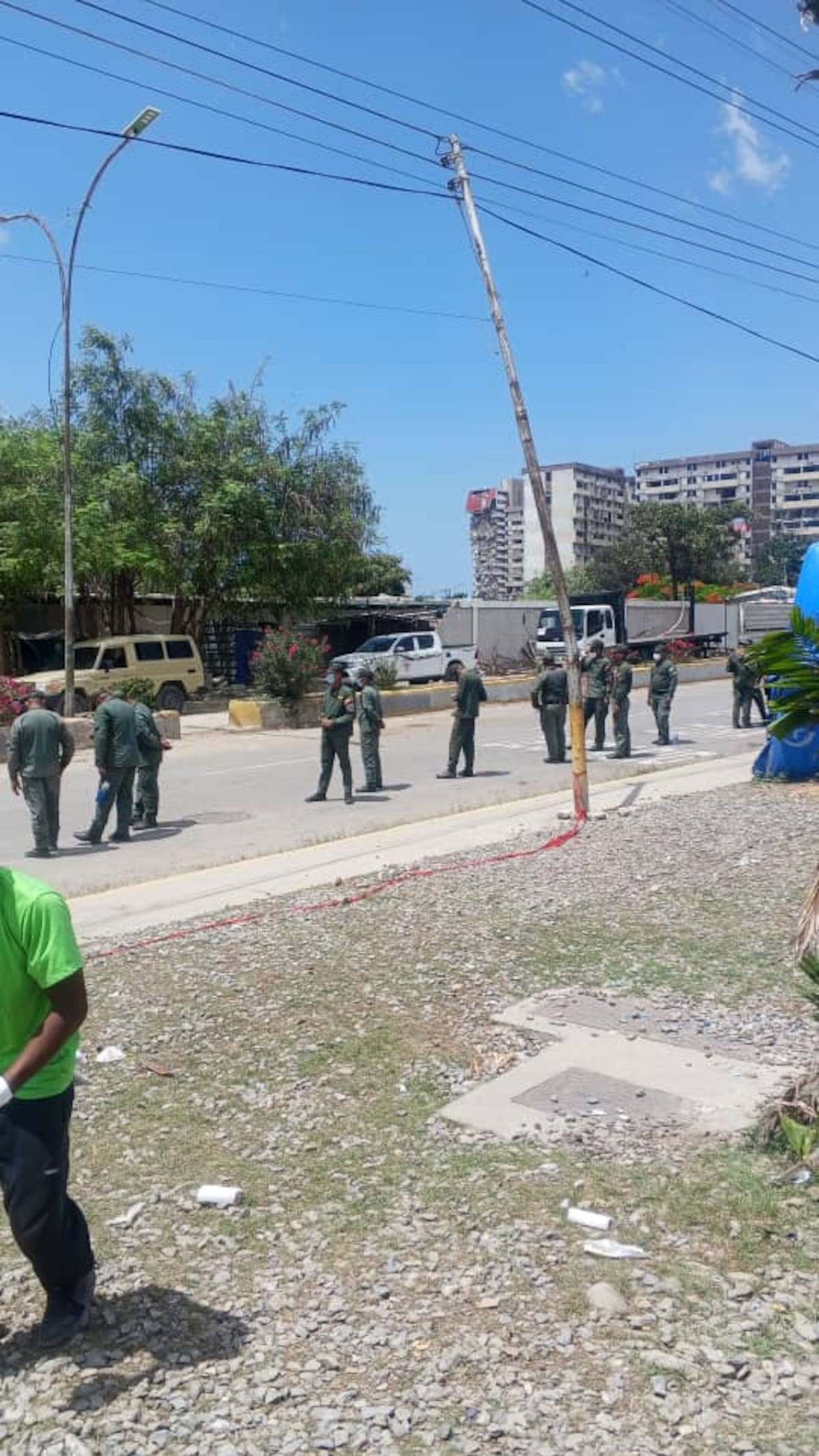De acuerdo con información difundida por autoridades venezolanas, las labores se concentran actualmente en zonas como Caraballeda, donde equipos trabajan en el retiro de materiales derivados de los daños estructurales provocados por los movimientos sísmicos.