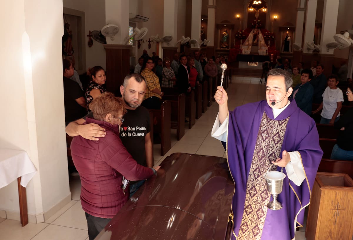 El Presbítero Guilibaldo Villa Domínguez ofició la misa de cuerpo presente
a don Pancho en la iglesia de San Pedro Apóstol, en San Pedro de la Cueva.