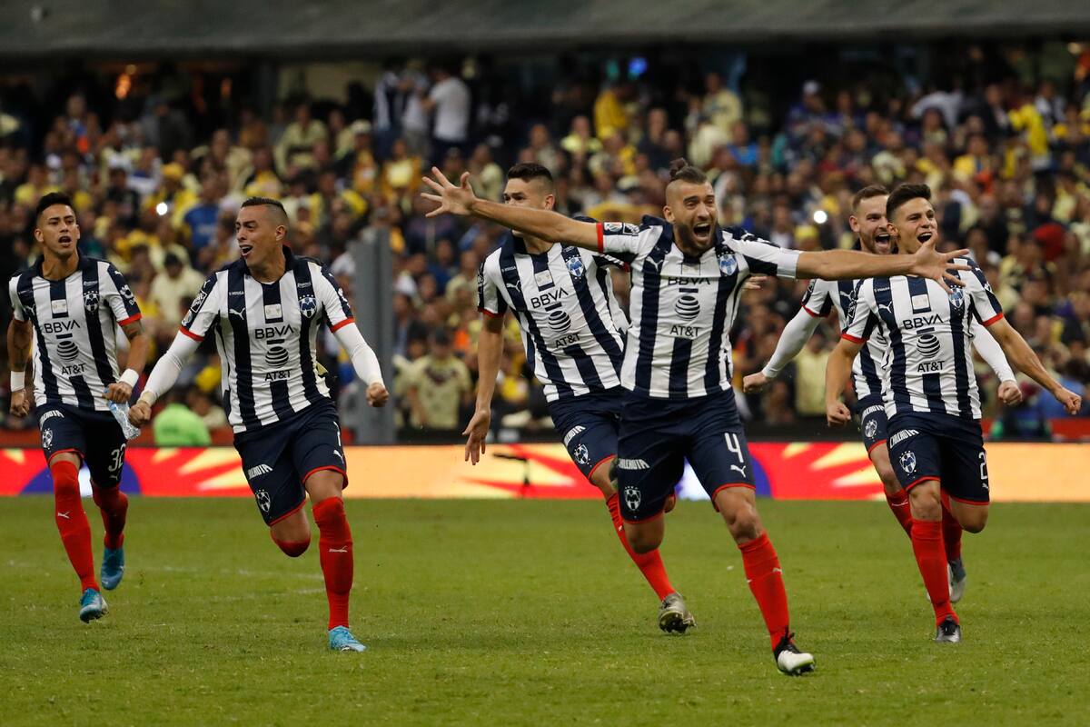 Los jugadores del Monterrey reaccionan tras vencer 4-2 al América en una definición de penales de la final del torneo Apertura de México, el domingo 29 de diciembre de 2019. (AP Foto/Eduardo Verdugo)