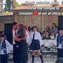 “Se metió a bailar con él”: Madre se vuelve viral al acompañar a su hijo cuando se quedó sin pareja para un número escolar