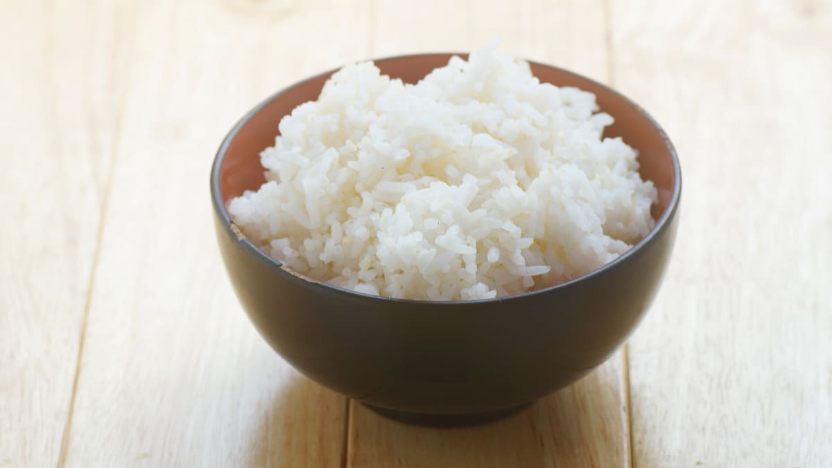 El arroz blanco es un alimento básico por su aporte rápido de energía y su alta digestibilidad, lo que lo hace útil en dietas blandas y en personas con alta demanda calórica/Foto: Canva