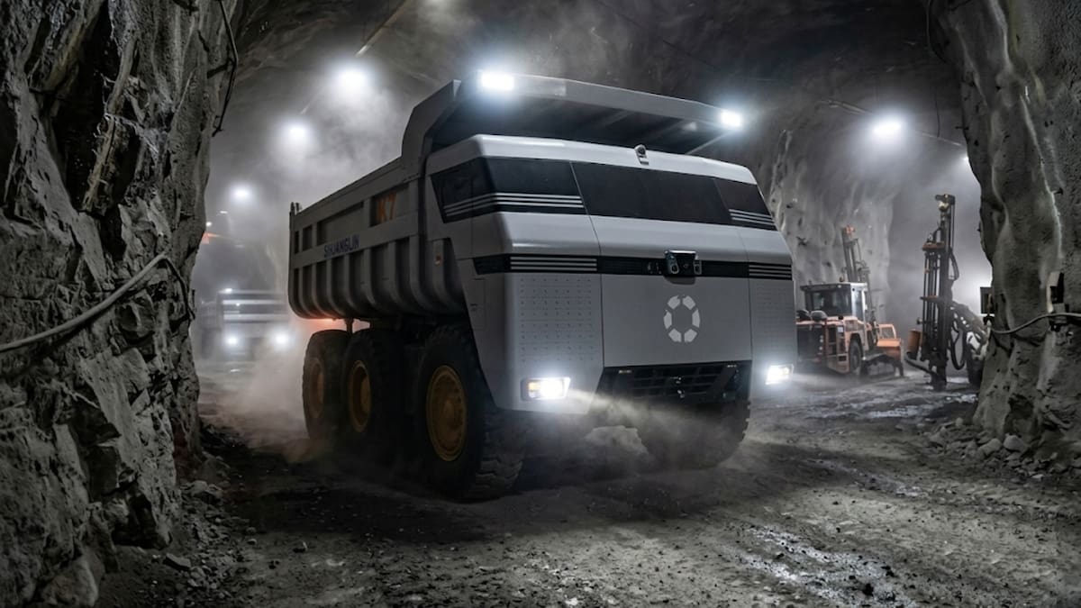 China presenta el Shuanglin K7, un camión minero eléctrico y autónomo de más de 5 metros de altura capaz de moverse lateralmente y girar sobre sí mismo para operar en minas estrechas y transformar la logística industrial pesada