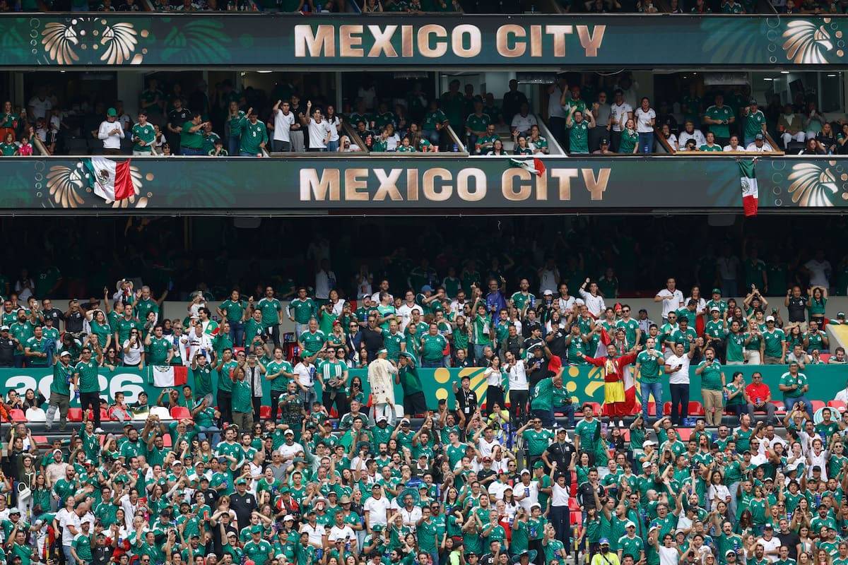 FOTOGALERÍA GR4260. CIUDAD DE MÉXICO (MÉXICO), 11/06/2026.- Aficionados animan en la inauguración del Mundial de la FIFA 2026 este jueves, en el estadio Azteca en la Ciudad de México (México). EFE/ Sashenka Gutiérrez