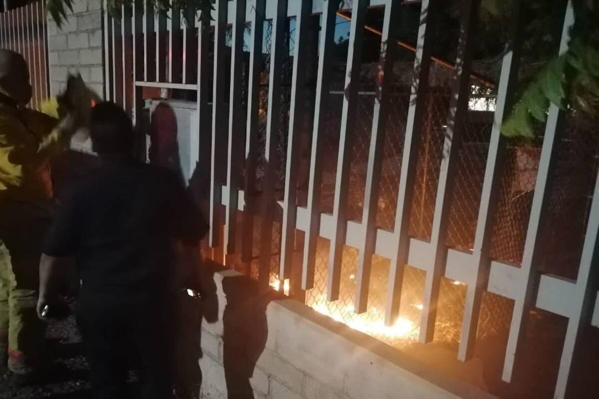 Explosión de transformador eléctrico provoca incendio en primaria