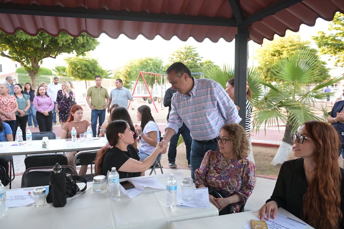 Vecinos de Urbi Villa del Rey participaron junto a autoridades en la modernización del parque del sector.