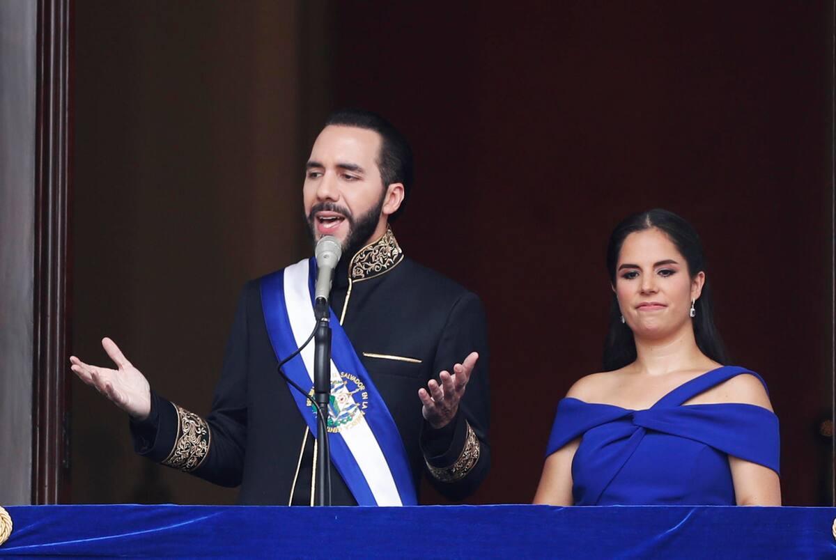 El presidente de El Salvador, Nayib Bukele, acompañado de su esposa, Gabriela Rodríguez, asiste a la ceremonia de investidura para un segundo mandato, este sábado en la Plaza Gerardo Barrios de San Salvador (El Salvador). EFE/ Bienvenido Velasco
