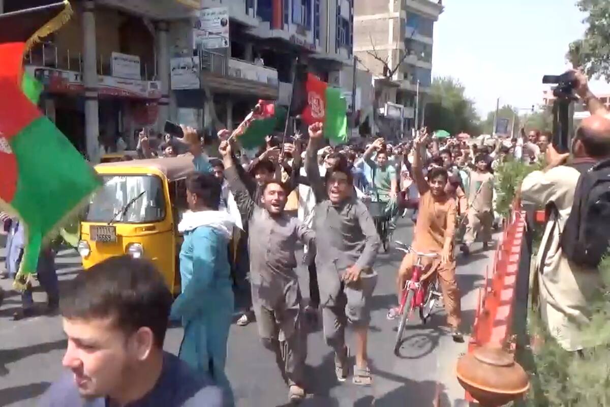 Afganistán: Talibanes reprimen primeras protestas en su contra; hay 3 muertos