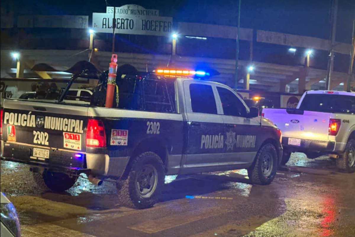 Hombre muere en vía pública tras ser acuchillado en el cuello