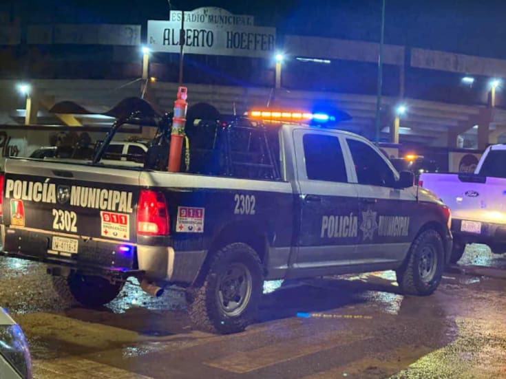 Hombre muere en vía pública tras ser acuchillado en el cuello