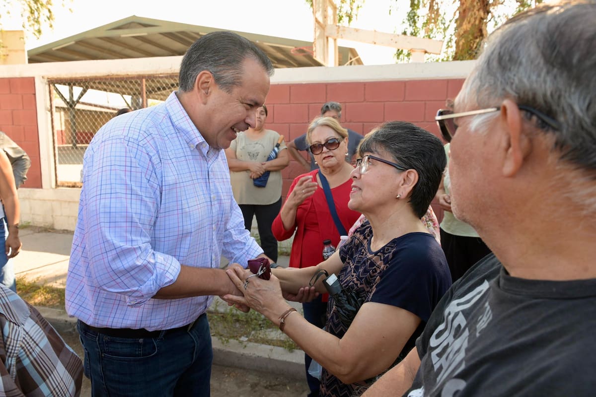El alcalde Antonio Astiazarán supervisó junto con vecinos los trabajos realizados entre las calles Arizona y 12 de Octubre.