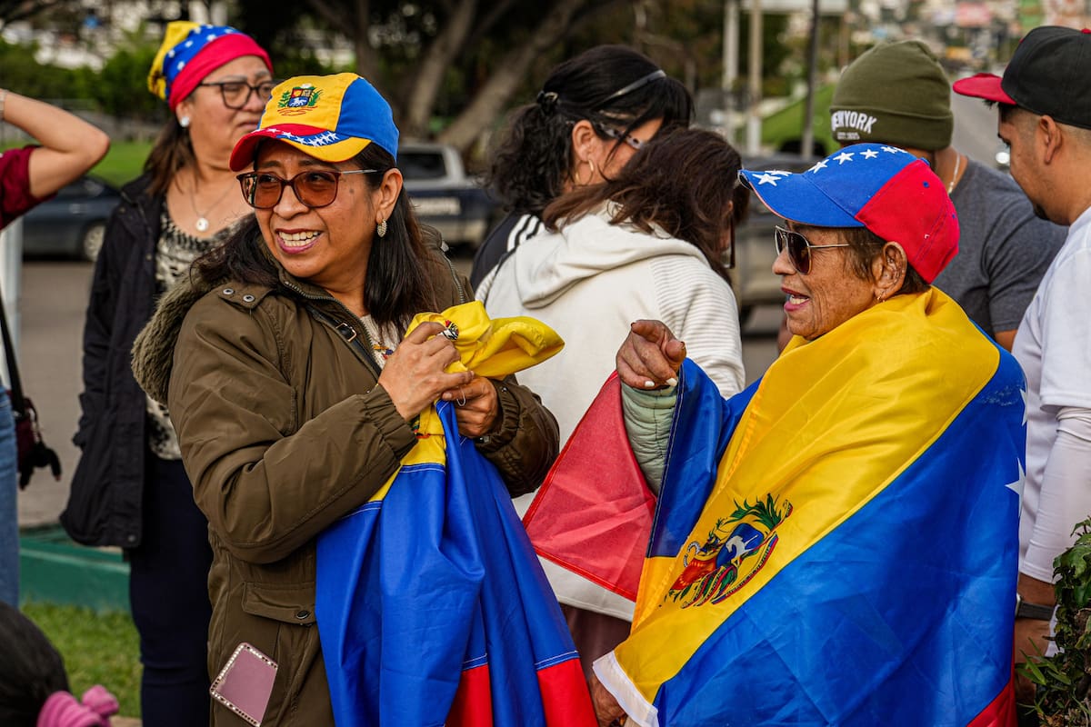 Desde las 14:30 horas, algunos venezolanos se reunieron en la glorieta Cuauhtémoc con pancartas y banderas. Foto: Leonardo Gonzales