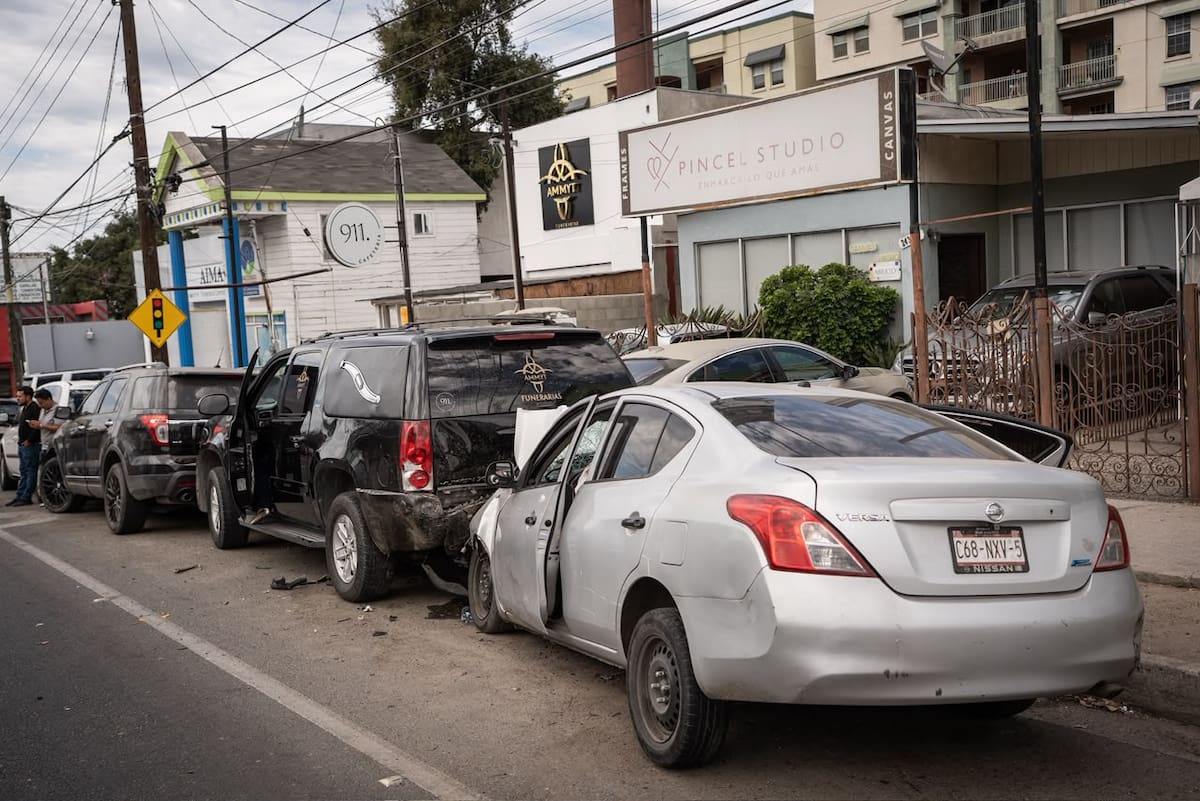Un automóvil se impactó contra una carroza frente al Semefo sobre el bulevar Fundadores, en Tijuana. Dos mujeres fueron trasladadas a un hospital.
Fotos: Chris Noyola / Border Zoom.