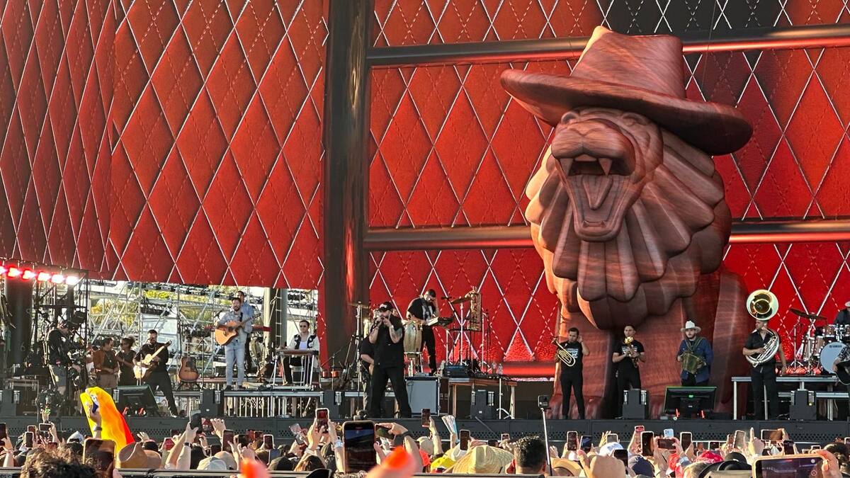 El artista mexicano tuvo como invitados especiales a los integrantes de Molotov