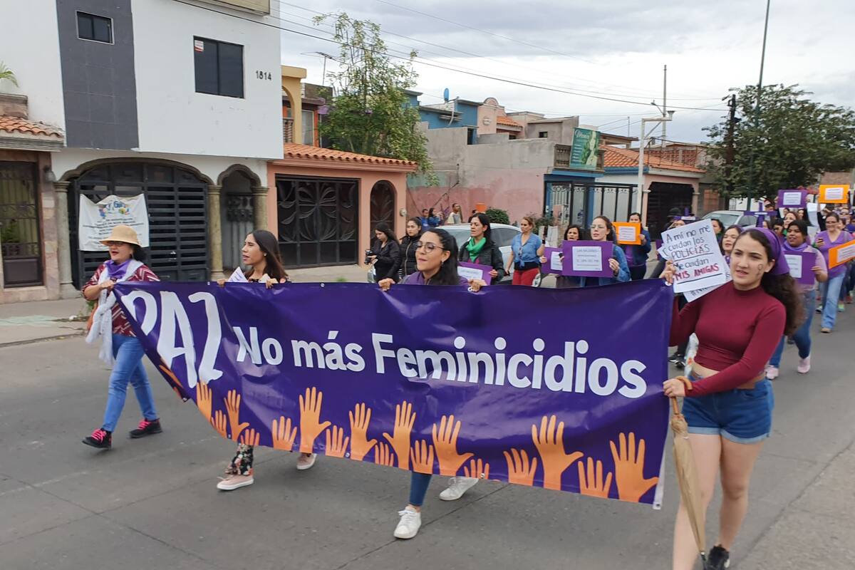 Cientas de mujeres marchan en Ciudad Obregón