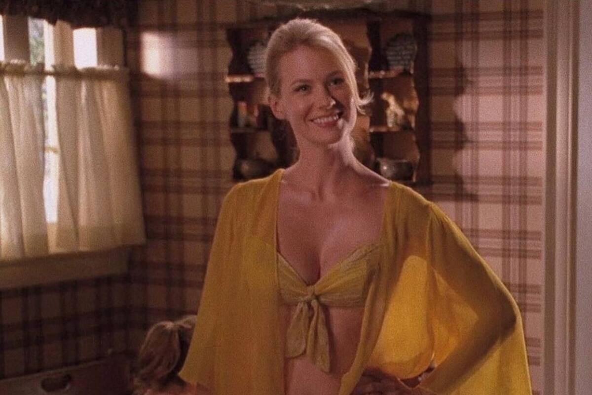 January Jones, estrella de “Mad Men”, posa en topless para Instagram