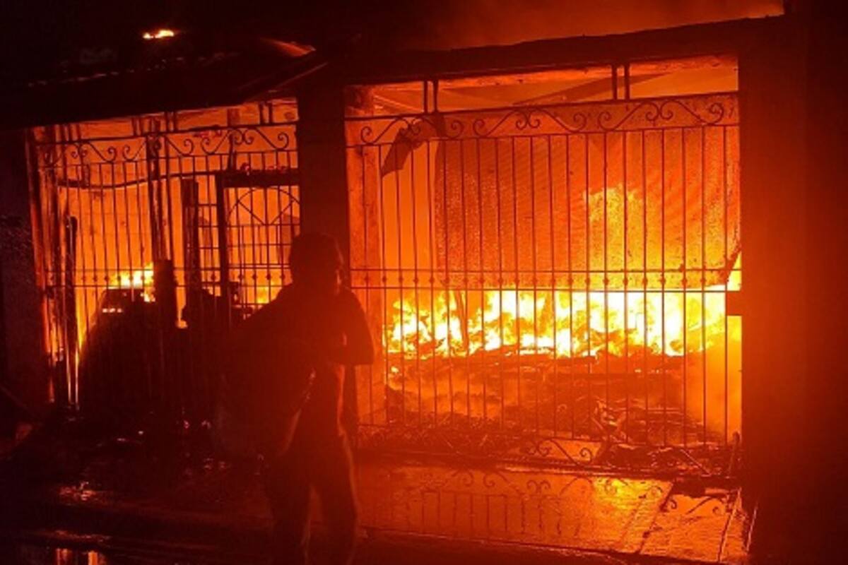 Muere hombre en incendio; arrestan a una persona