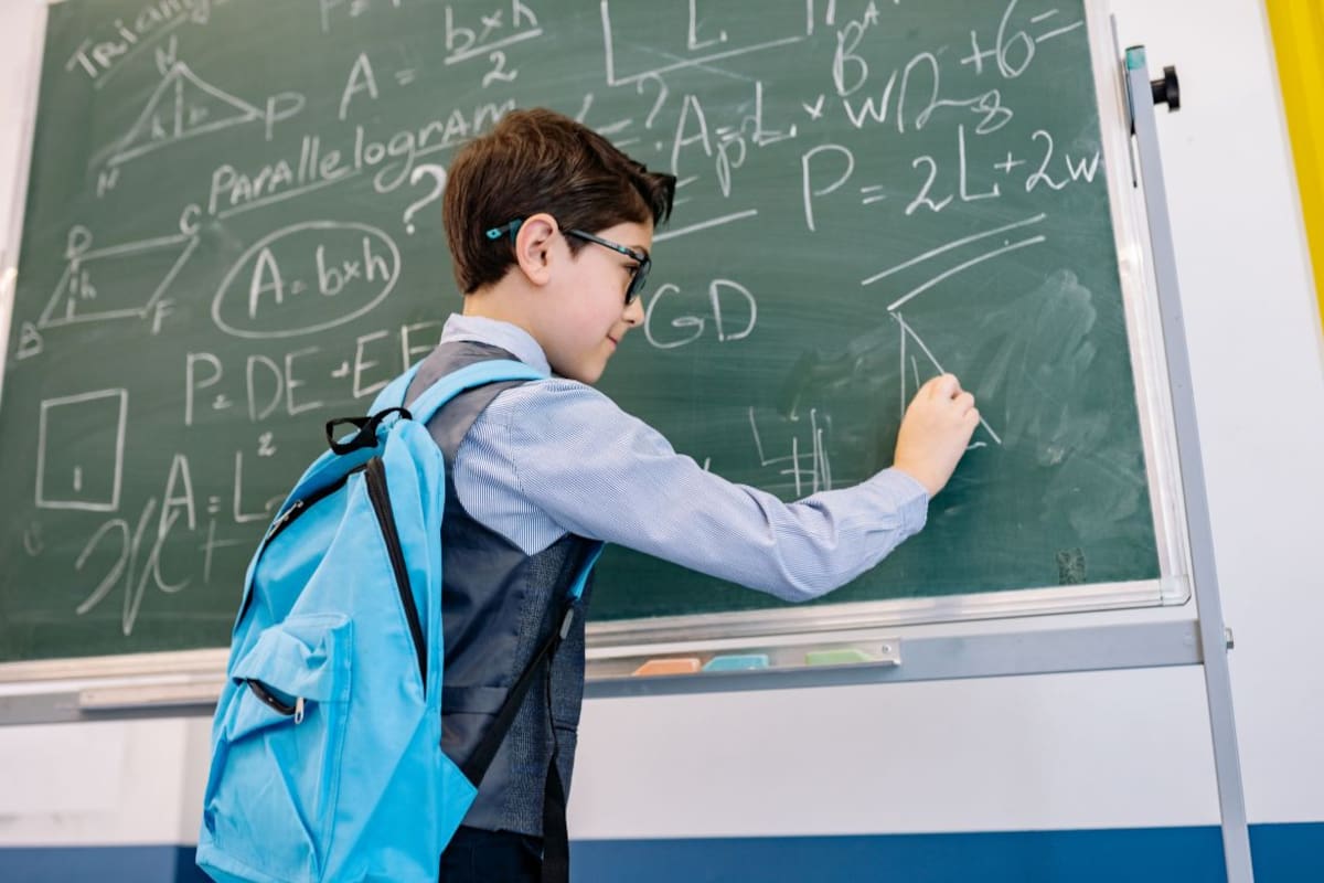 Cómo ayudar a un niño con miedo a las matemáticas sin presionarlo, según especialistas