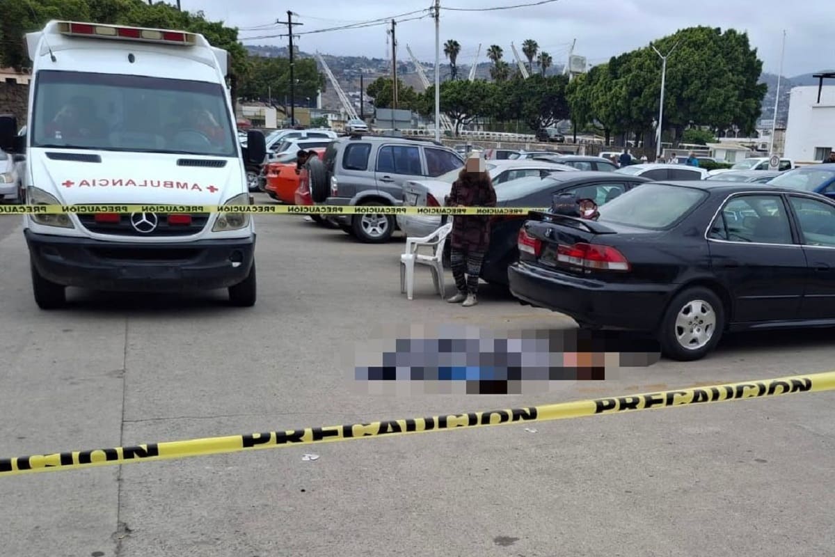 Fallece adulto mayor en estacionamiento de banco en Ensenada
