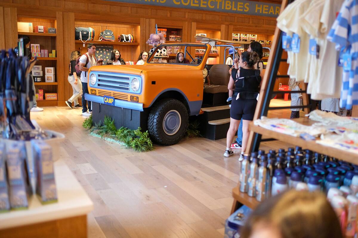 Por fuera la Camp Store parece un local comercial con juguetes y artículos para niños de los personajes de moda.