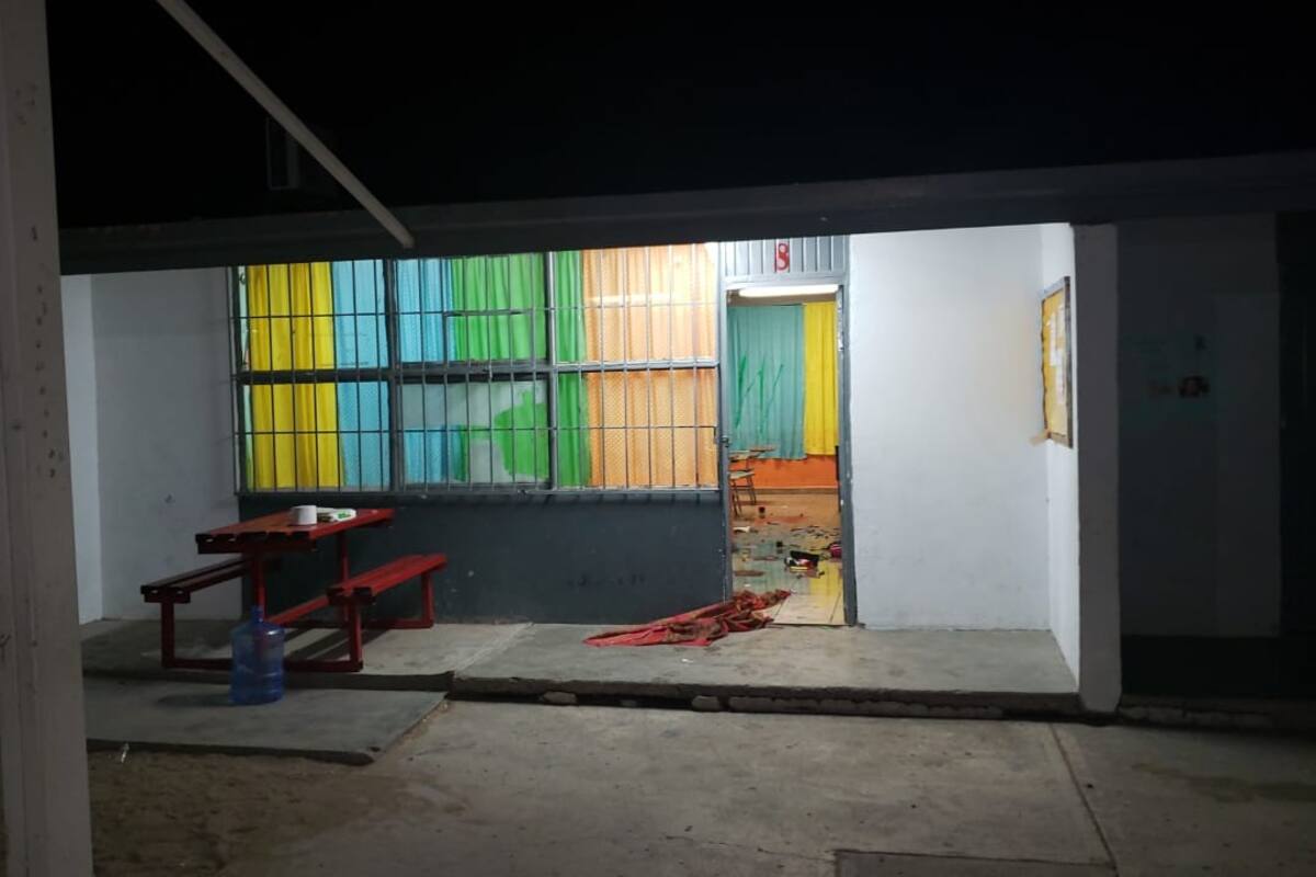 Jóvenes vandalizan una escuela en SLRC