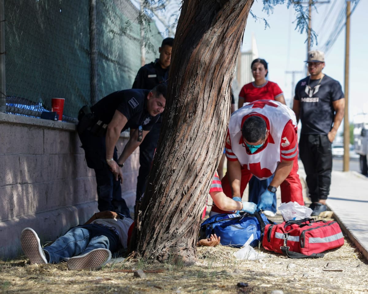 Un hombre de aproximadamente 40 años fue encontrado inconsciente sobre calzada Gustavo Vildósola Castro, paramédicos de Cruz Roja lo trasladaron al Hospital General para recibir atención médica l Foto: Javier Gallegos