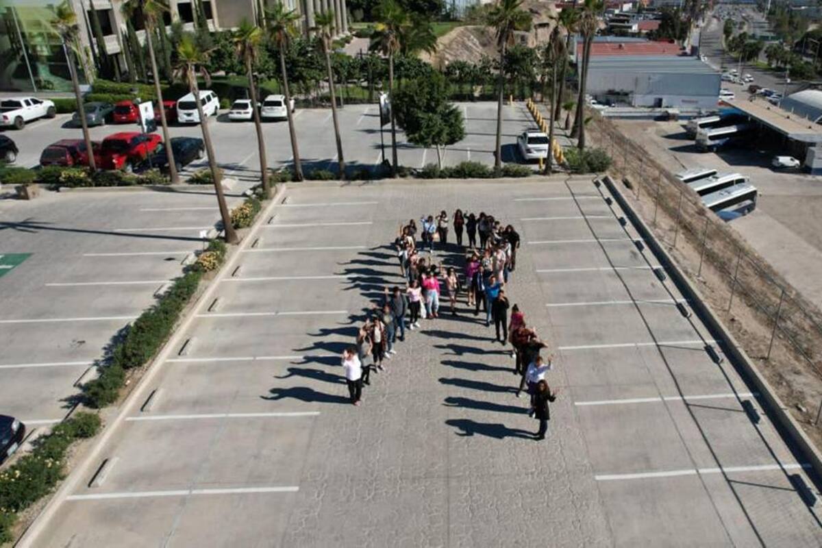 Pro Oncavi y Universidad Humanitas conmemoran lucha contra el cáncer de mama con lazo humano