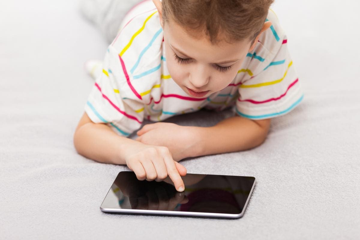 Falta de luz solar y exceso de tecnología "apaga" la vista a los niños